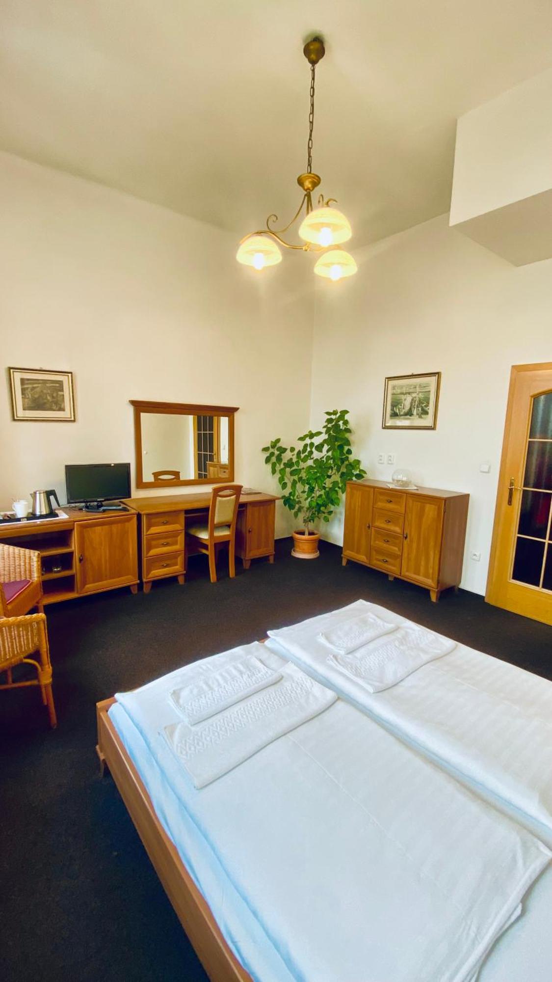 Penzion Cerny Kun Hradec Králové Exterior foto