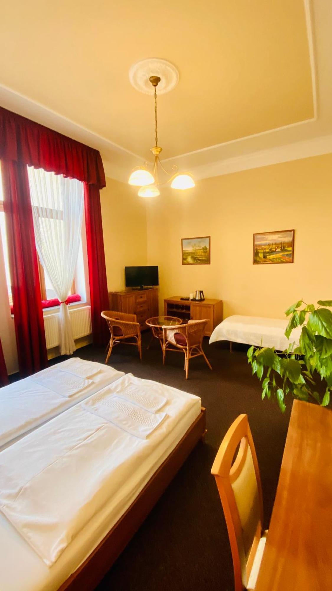 Penzion Cerny Kun Hradec Králové Exterior foto