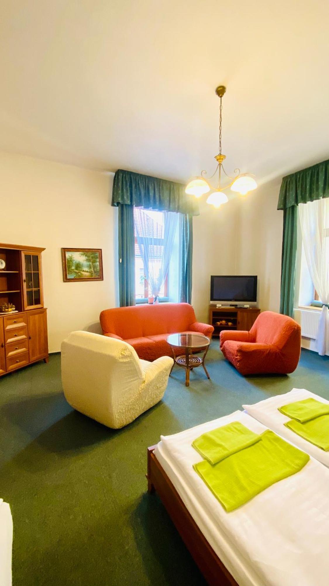Penzion Cerny Kun Hradec Králové Exterior foto